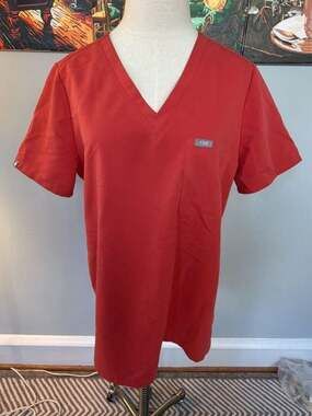 FIGS Technical Collection Women’s Catarina Scrub Top in Hibiscus size L
